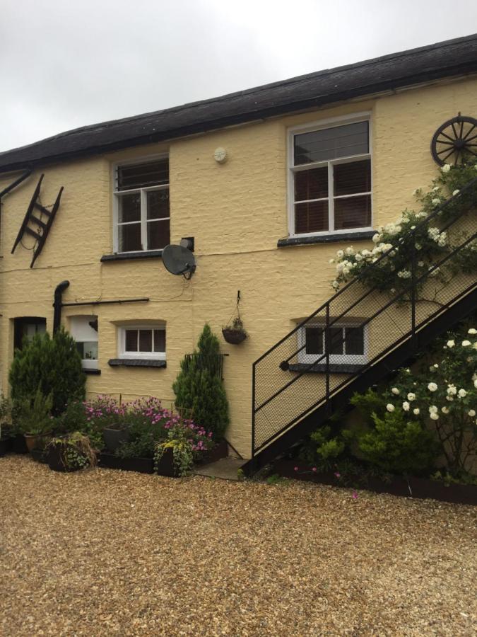 The Coach House At The Bull Inn Milton Keynes Exterior photo